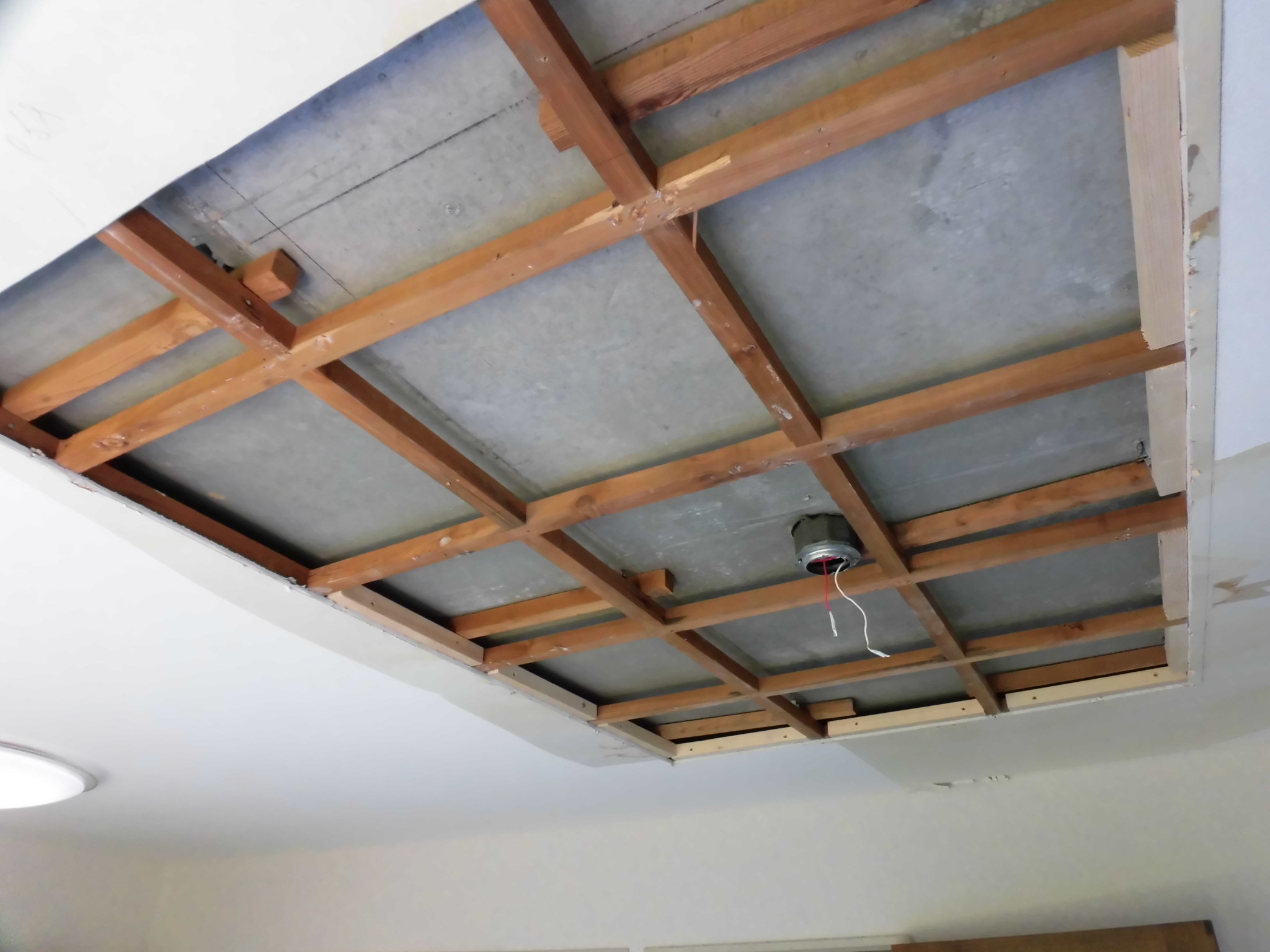 リフォーム工房よしだの天井雨漏り補修の施工中です
