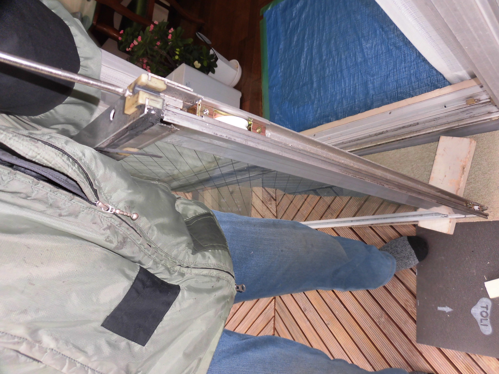 リフォーム工房よしだの大型サッシ戸車交換の施工風景です