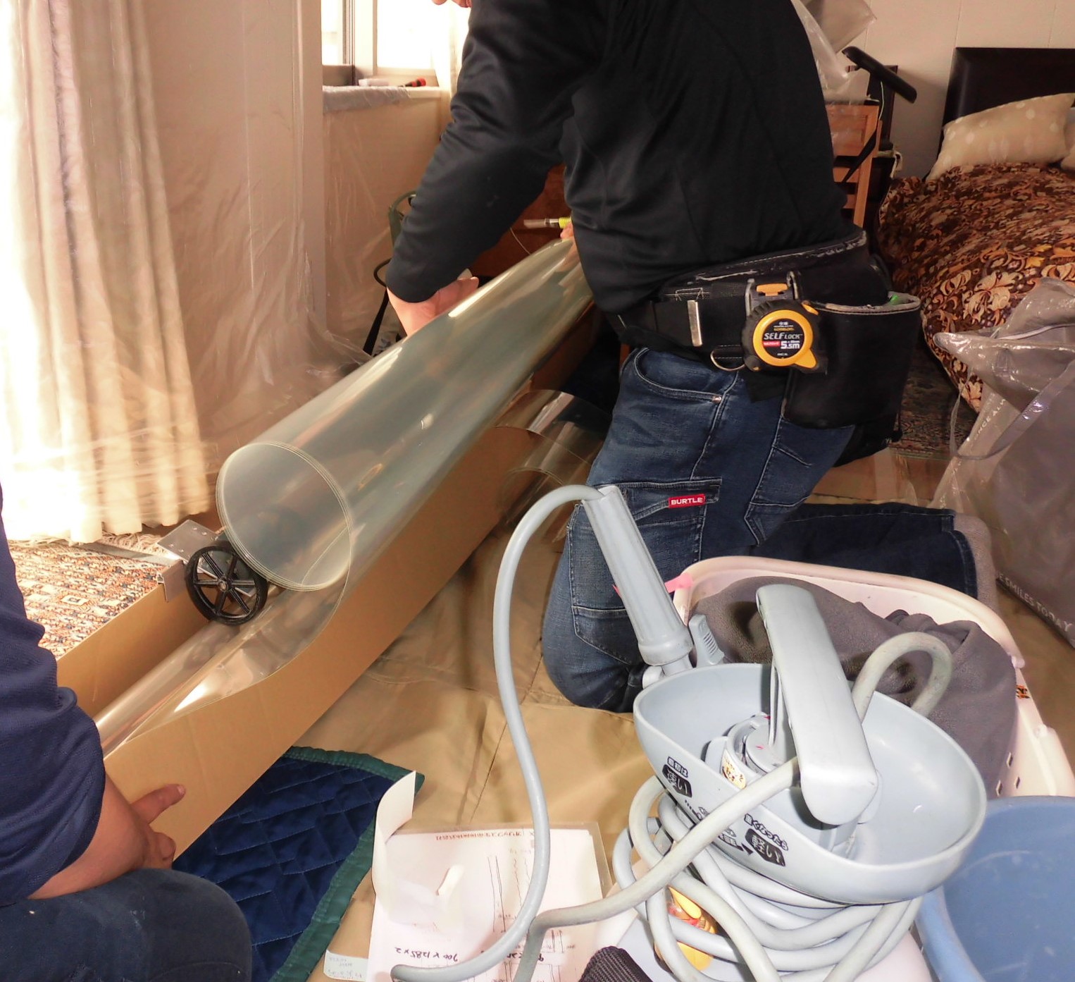 リフォーム工房よしだの窓遮光・遮熱フィルム張りの施工中です