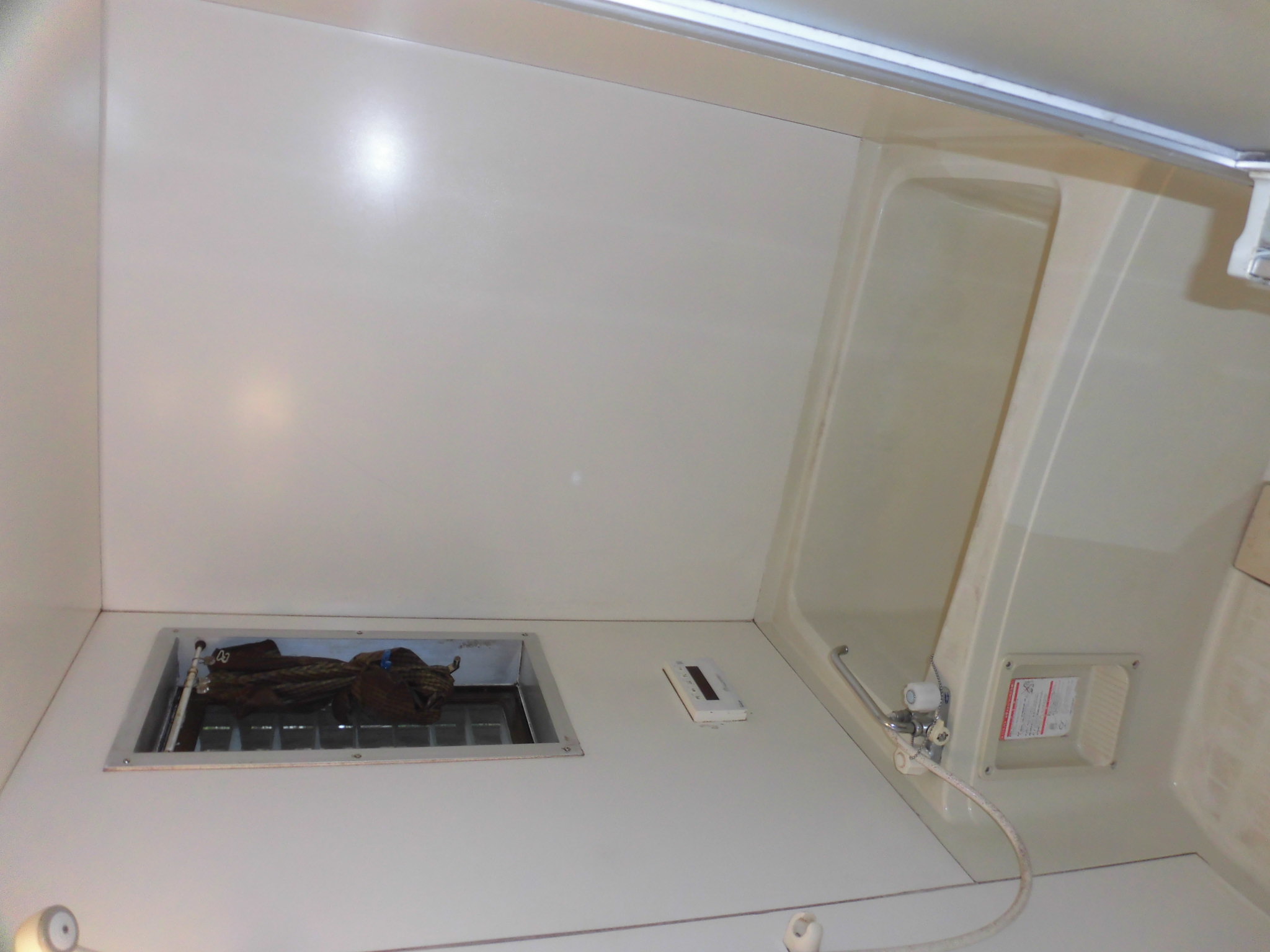 リフォーム工房よしだのユニットバスお風呂入替洗面所クロスの施工事例の施工前です