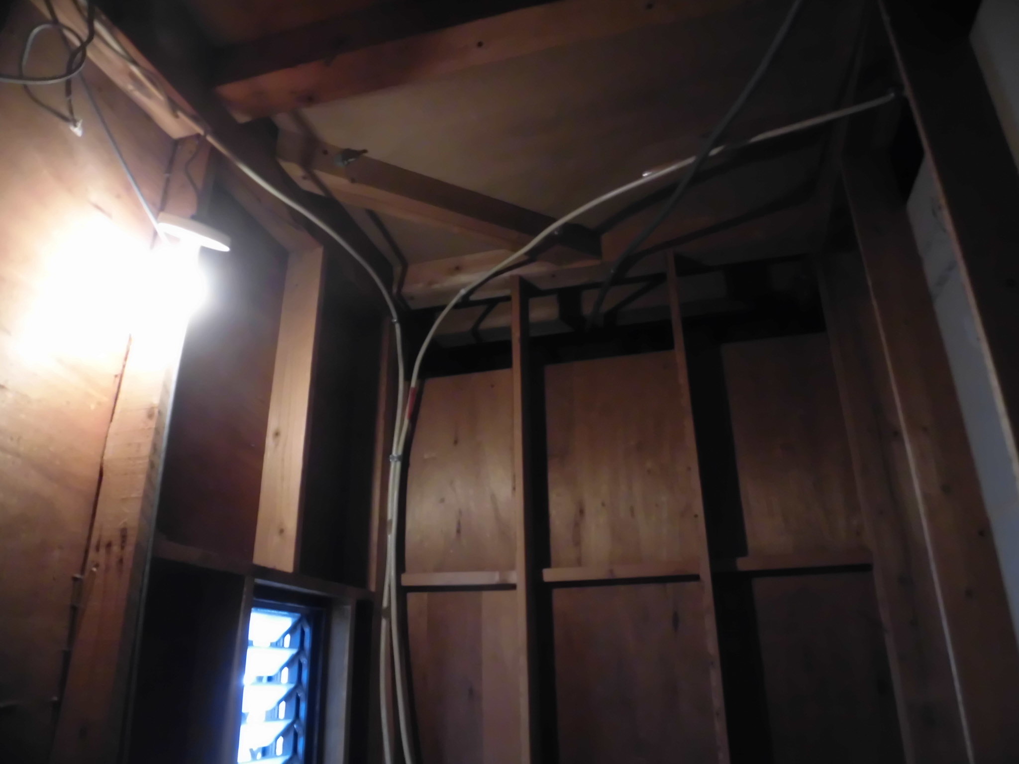 リフォーム工房よしだのユニットバスお風呂入替洗面所クロスの施工事例の施工中です