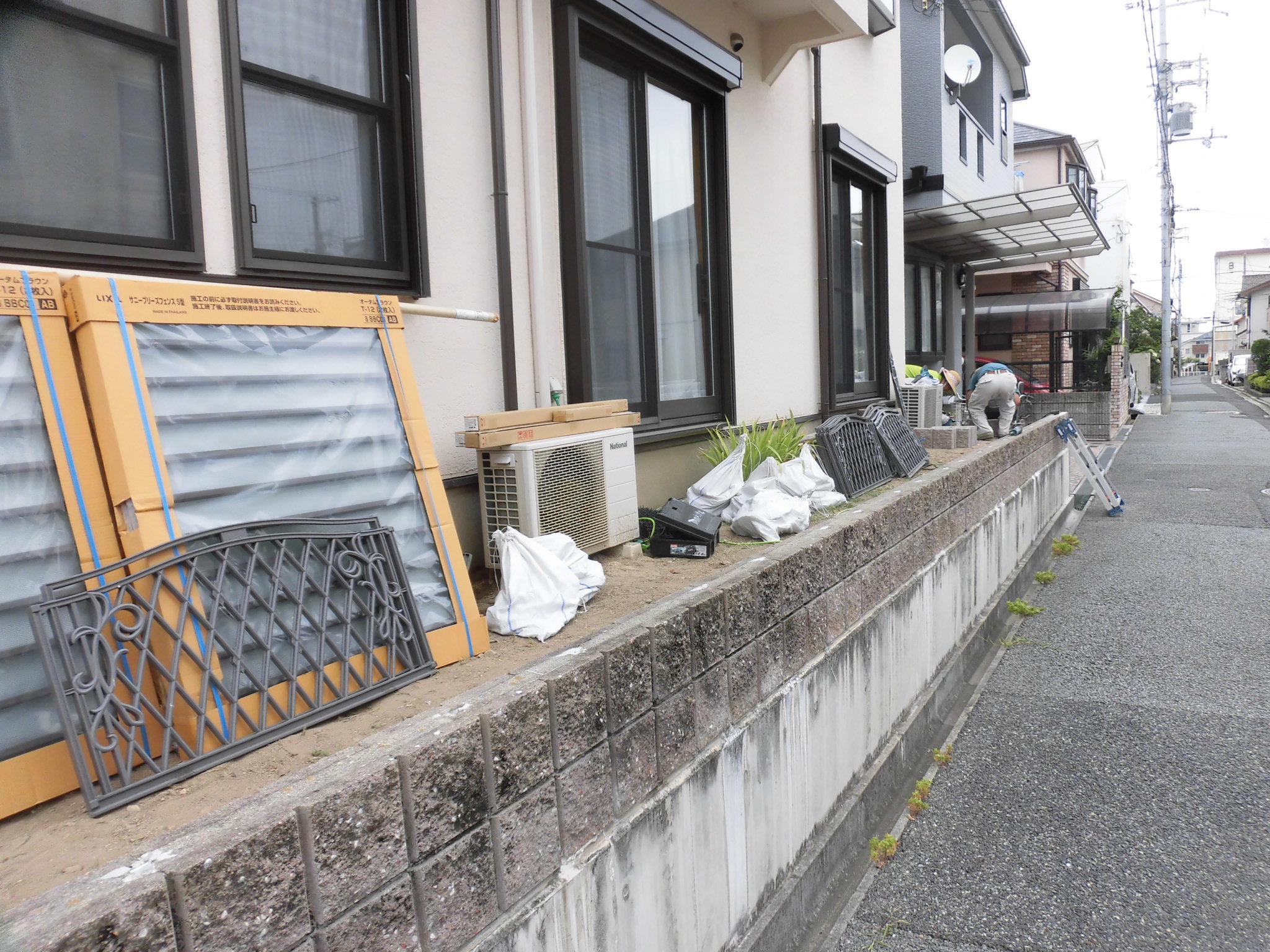 リフォーム工房よしだのフェンスリニューアル施工施工事例の施工中です