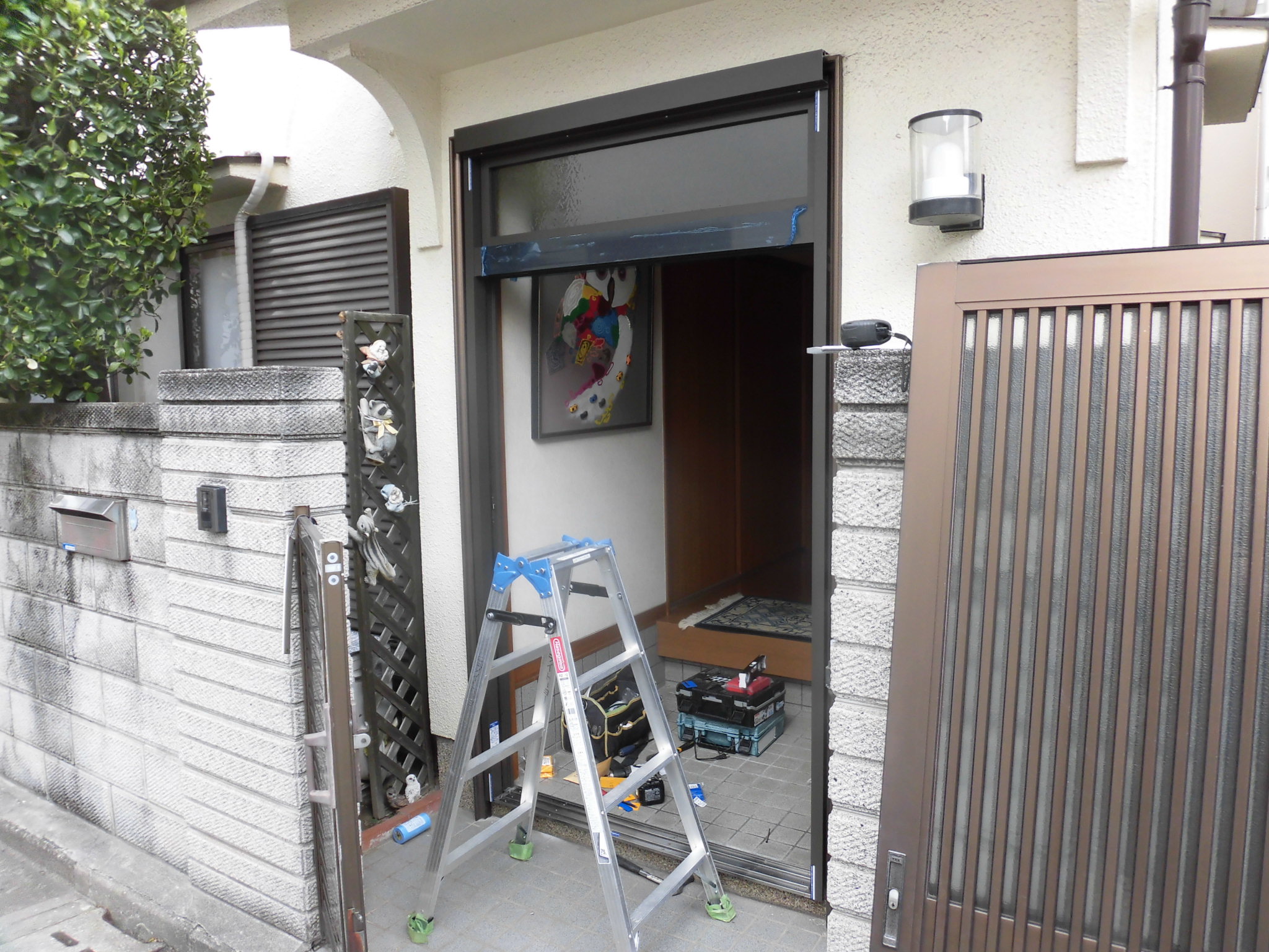 リフォーム工房よしだの玄関引戸カバー工法施工事例の施工中です