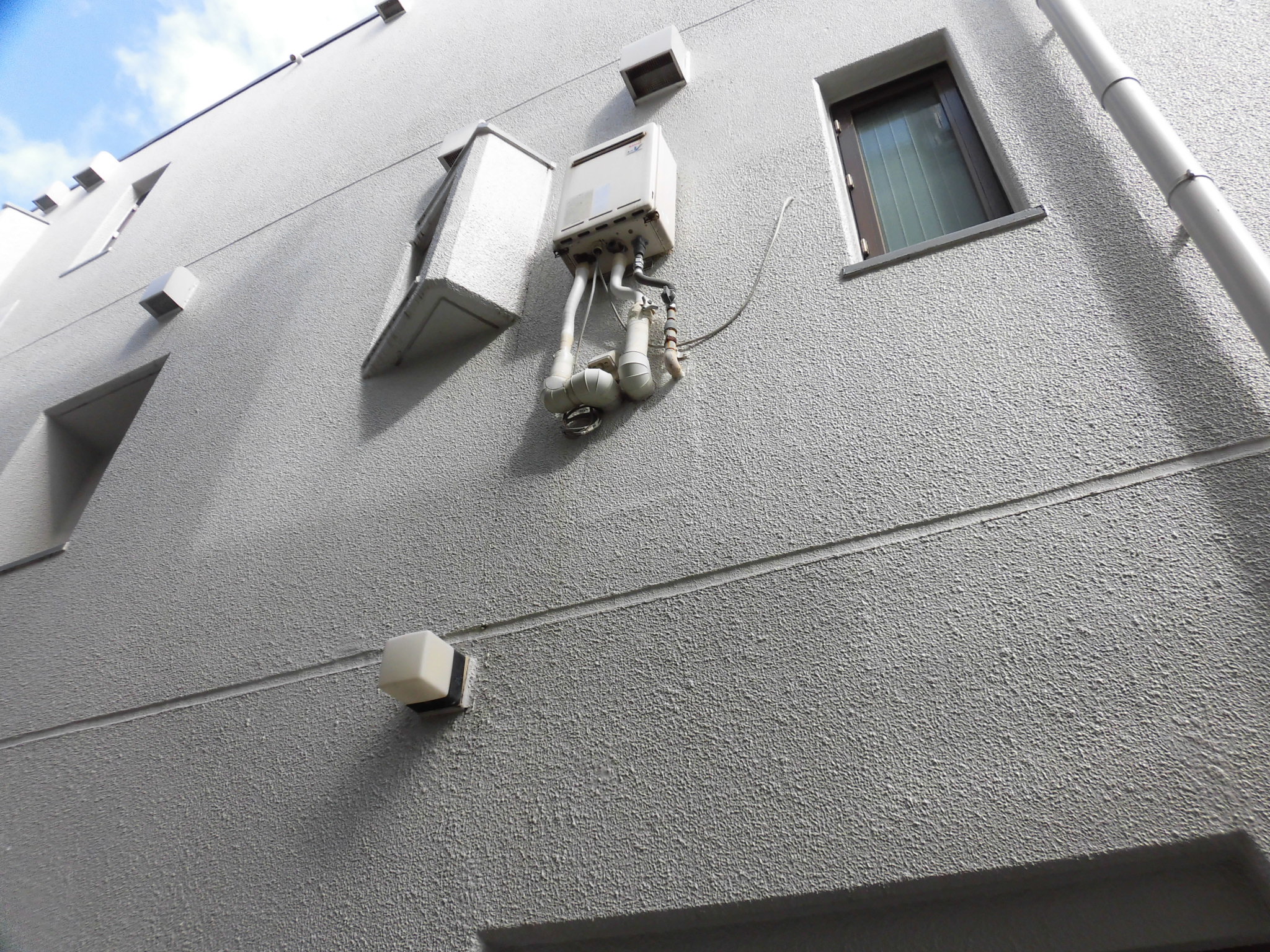 リフォーム工房よしだの給湯器の施工前です