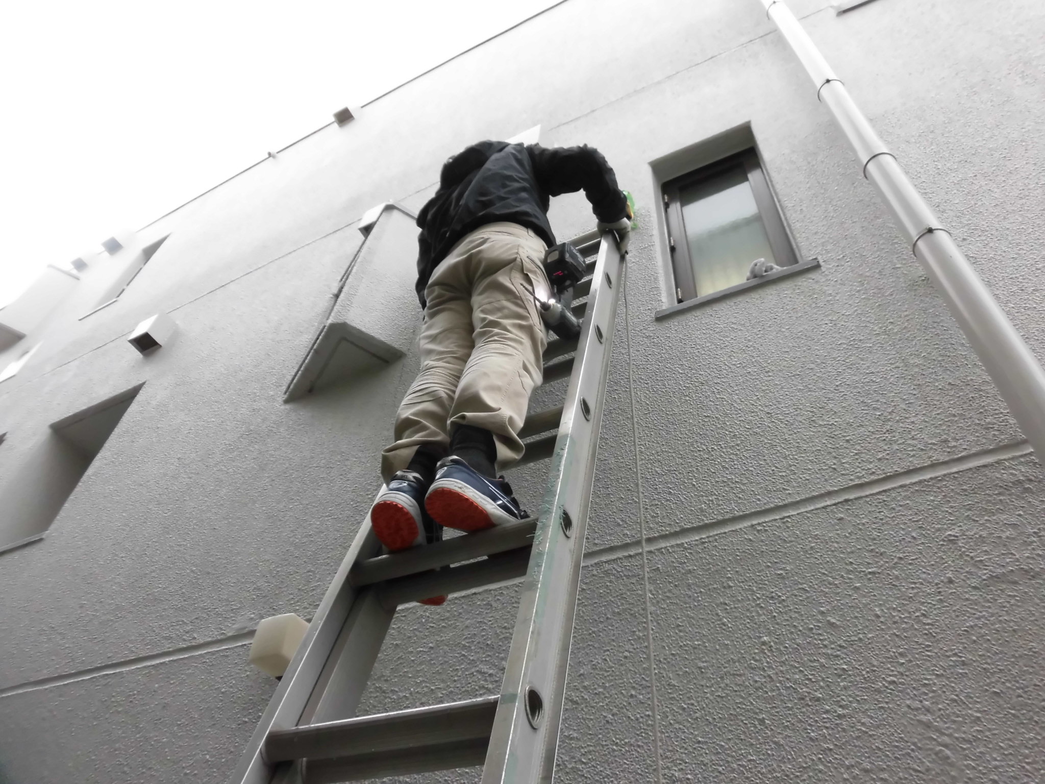 リフォーム工房よしだの給湯器の施工事例の施工中です