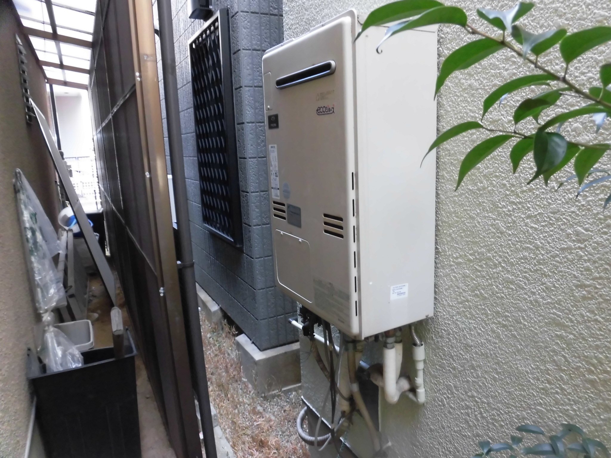 リフォーム工房よしだの給湯器施工事例の施工前です