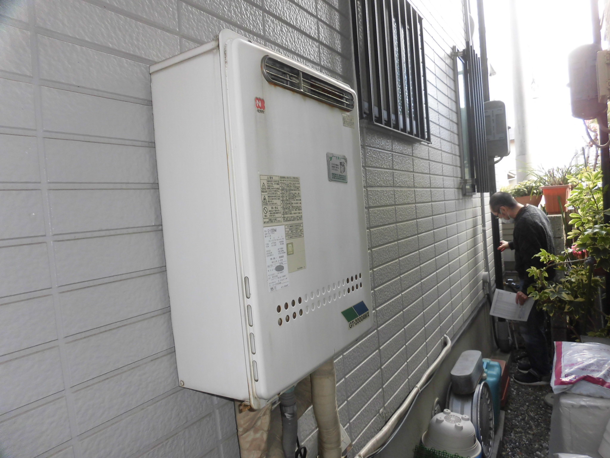 リフォーム工房よしだの給湯器の施工事例の施工前です