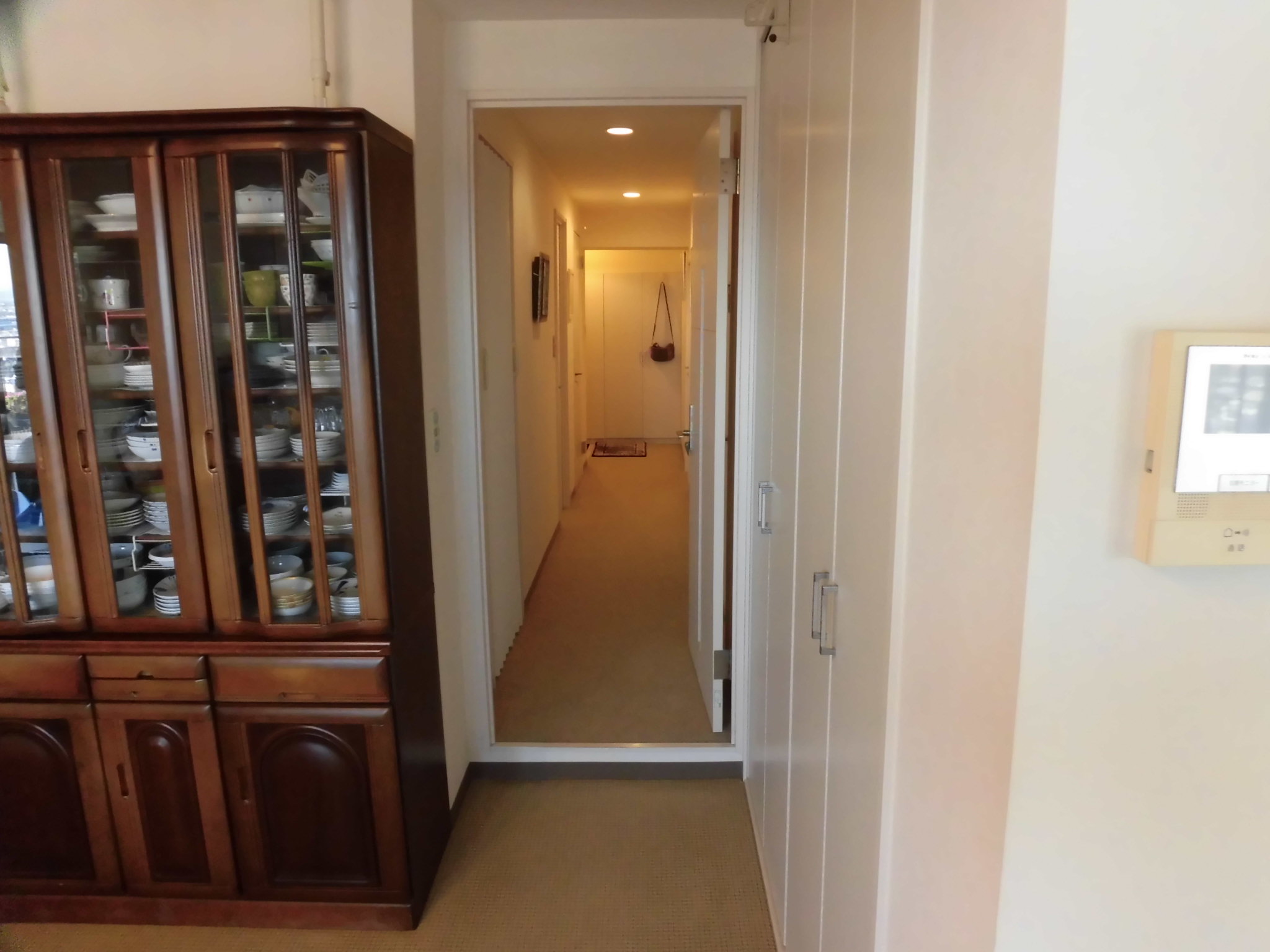 リフォーム工房よしだの内装工事カーペットからフローリングへの施工前です