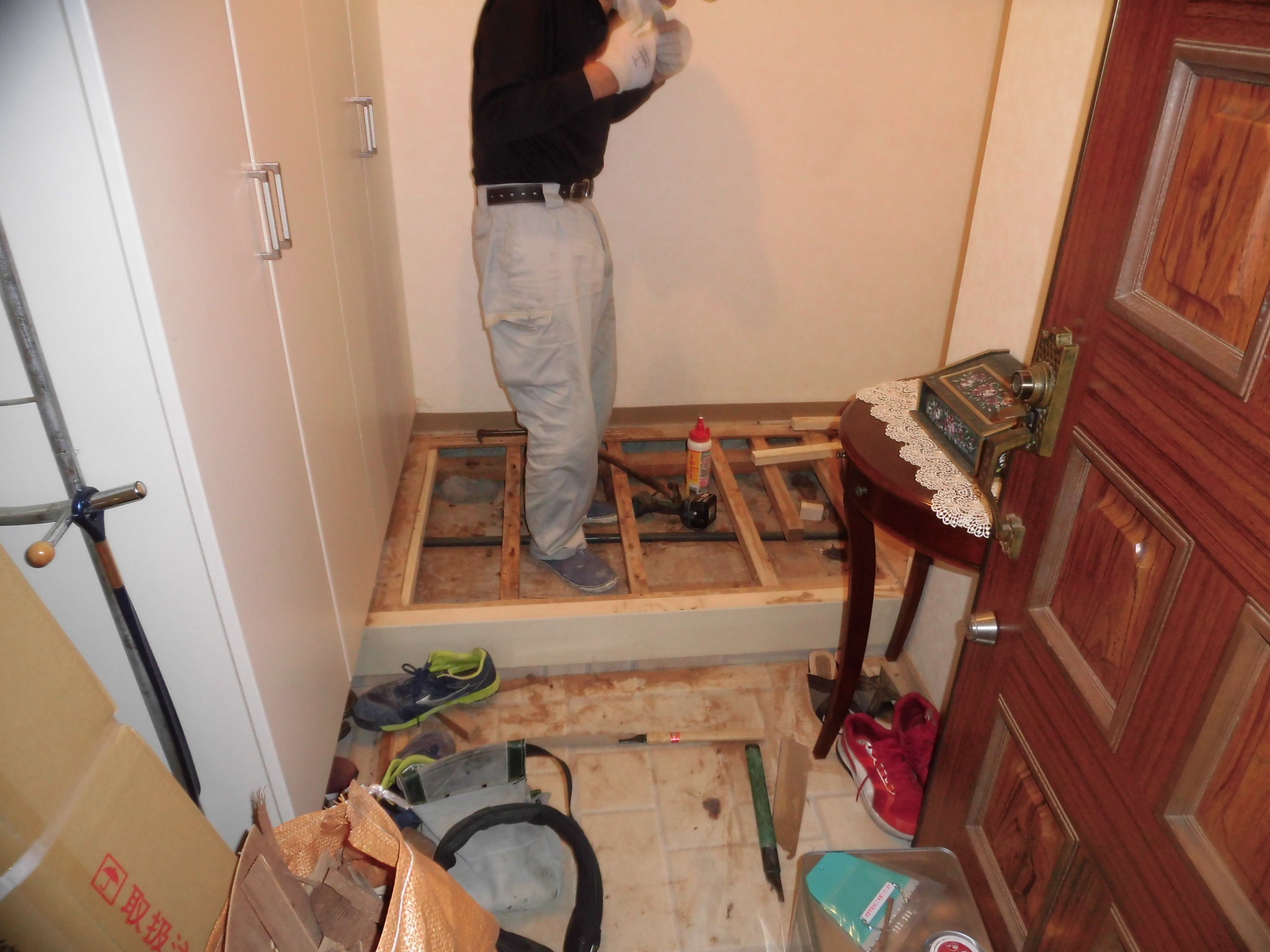 リフォーム工房よしだの内装工事カーペットからフローリングへの施工中です