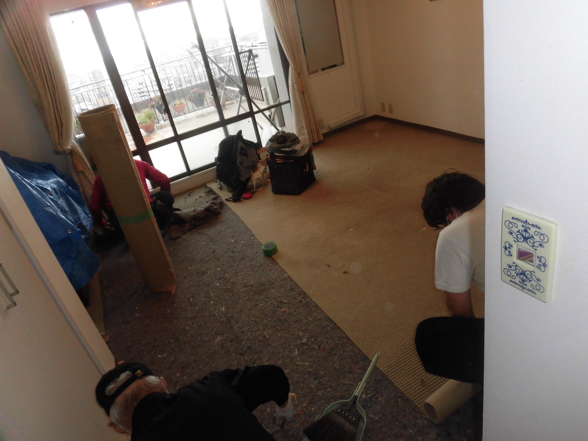 リフォーム工房よしだの内装工事カーペットからフローリングへの施工中です