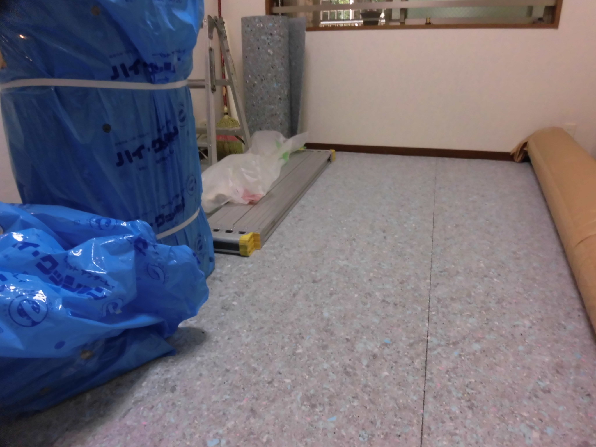 リフォーム工房よしだの内装工事カーペット貼替の施工中です