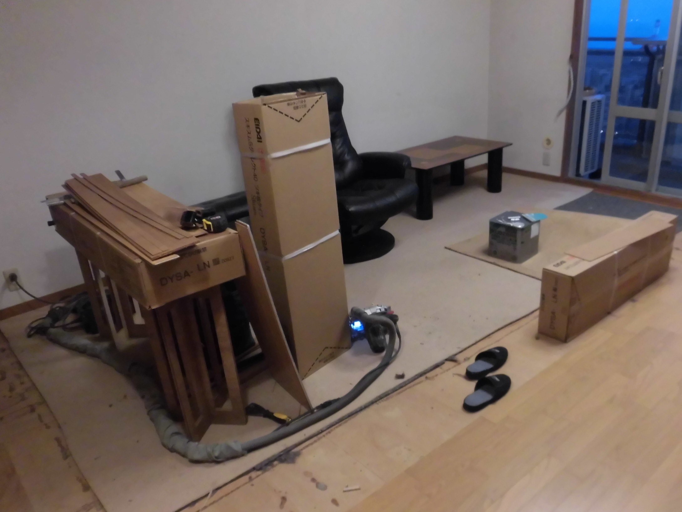 リフォーム工房よしだの内装工事カーペットからフローリングへの施工中です