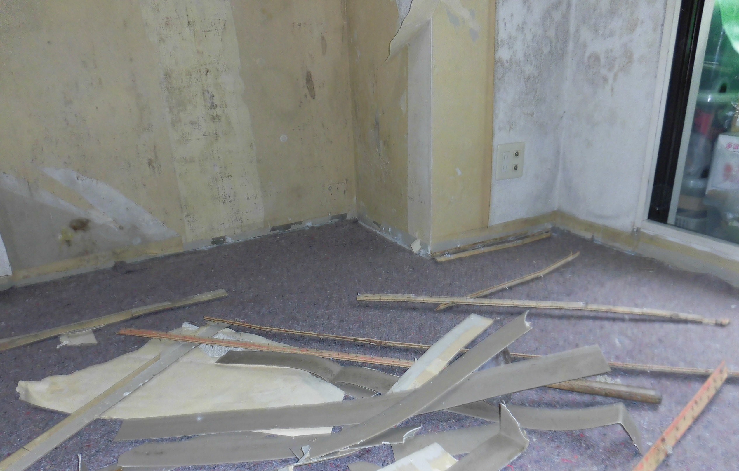 リフォーム工房よしだの内装工事クロス・フローリングへの施工中です