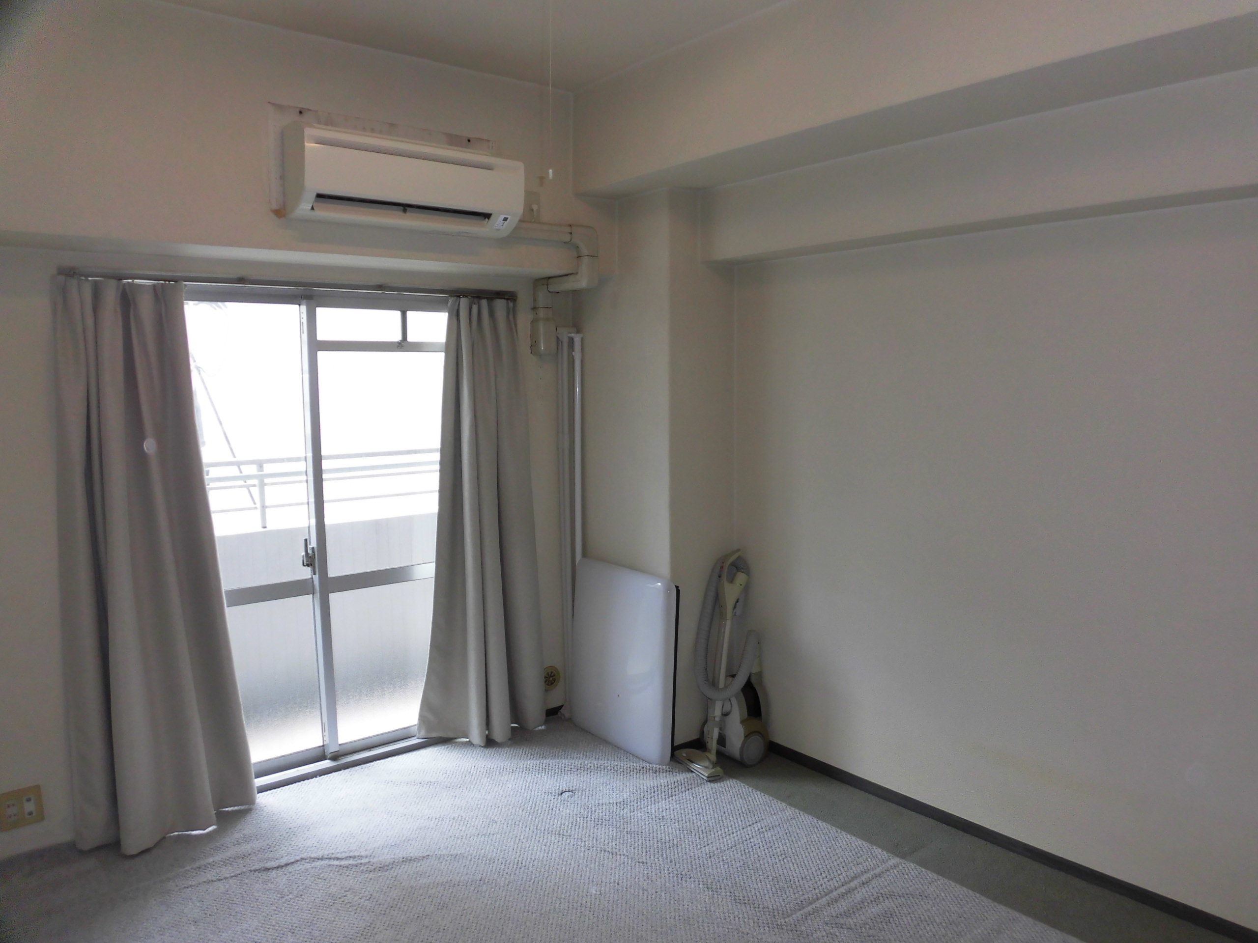 リフォーム工房よしだの内装工事カーペットからフローリング・クロス貼替の施工前です