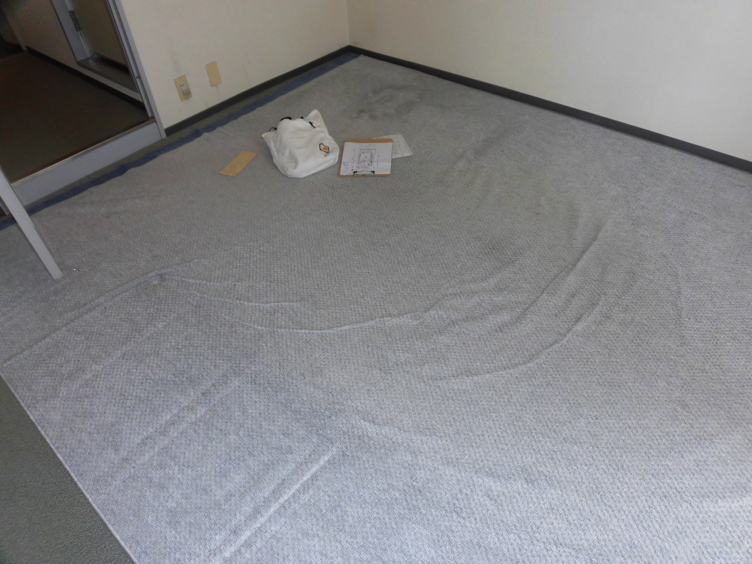 リフォーム工房よしだの内装工事カーペットからフローリング・クロス貼替の施工前です