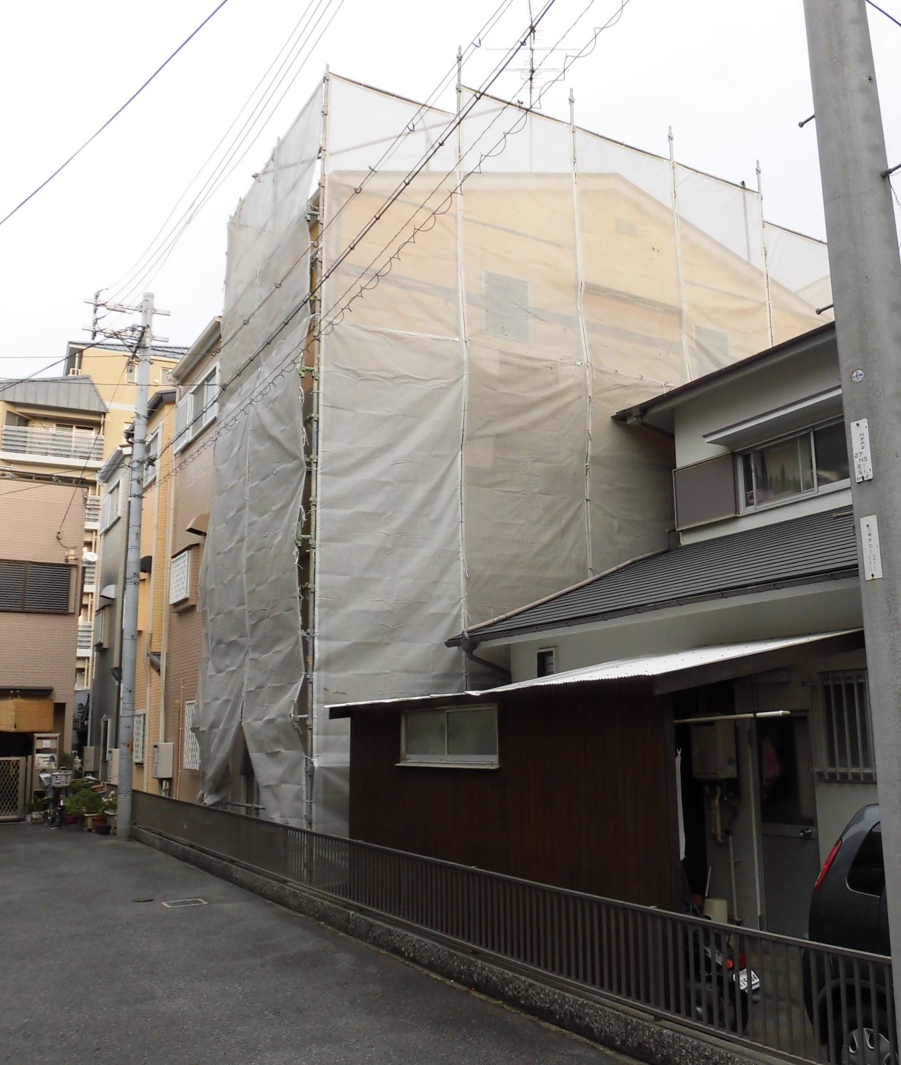 リフォーム工房よしだの外壁塗装・屋根工事の施工中です